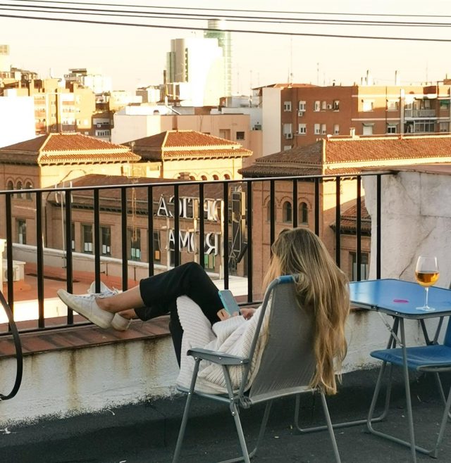 Planes sencillos. Buenas vistas. Una copa de vino. La persona que tenemos enfrente. La risa ajena. Comer acompañado. Aire fresco en la cara. Ser feliz sin nada. Una ducha de agua caliente escuchando esa canción. Mirarnos a los ojos. Tener fé. Pensar en que es lo que realmente te gusta hacer y disfrutar haciéndolo, sentirse bien. Sin duda, “no es más rico el que más tiene sino el que menos necesita”. Benditos momentos sencillos de este 2020. ¡Feliz Navidad a todos!✨