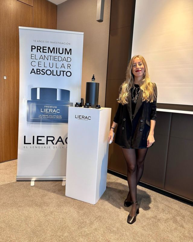 PREMIUM✨ El antiedad celular absoluto. 
.
1•CREMA VOLUPTUOSA: (para piel normal-seca): 🧪Tecnología F.G.N + Niacinamida + manteca de Karité + ácido hialurónico
2•CREMA SEDOSA (para piel normal-mixta) 🧪Tecnología FGN+ Niacinamida +Ac.hialuronico +Polvo almidón de maíz 
3•SERUM ABSOLUTO (todo tipo de pieles): 🧪Tecnología F.GN + Niacinamida + Papaina
4•CONTORNO DE OJOS(sin perfume): 🧪Tecnología F.G.N + Niacinamida+ Genciana + Nácares.
.
🥼
.
¿QUÉ VAMOS A CONSEGUIR CON EL NUEVO PREMIUM? 
-Disminución de arrugas ✅ 
-Mayor luminosidad ✅ 
-Mayor firmeza ✅ 
-Hidratación eficaz ✅ 
-Disminución de manchas ✅ 
( El contorno es una pasada, y además de disminuir arrugas aporta luminosidad inmediata y atenúa bolsas y ojeras). 
* Ambas cremas son recargables. 
.
🥼
.
¿Confirmamos que el nuevo premium es nuestro tratamiento facial favorito? 🖤🖤🖤🖤🖤🖤🖤🖤🖤🖤🖤🖤🖤🖤🖤🖤🖤🖤🖤🖤🖤🖤🖤🖤🖤