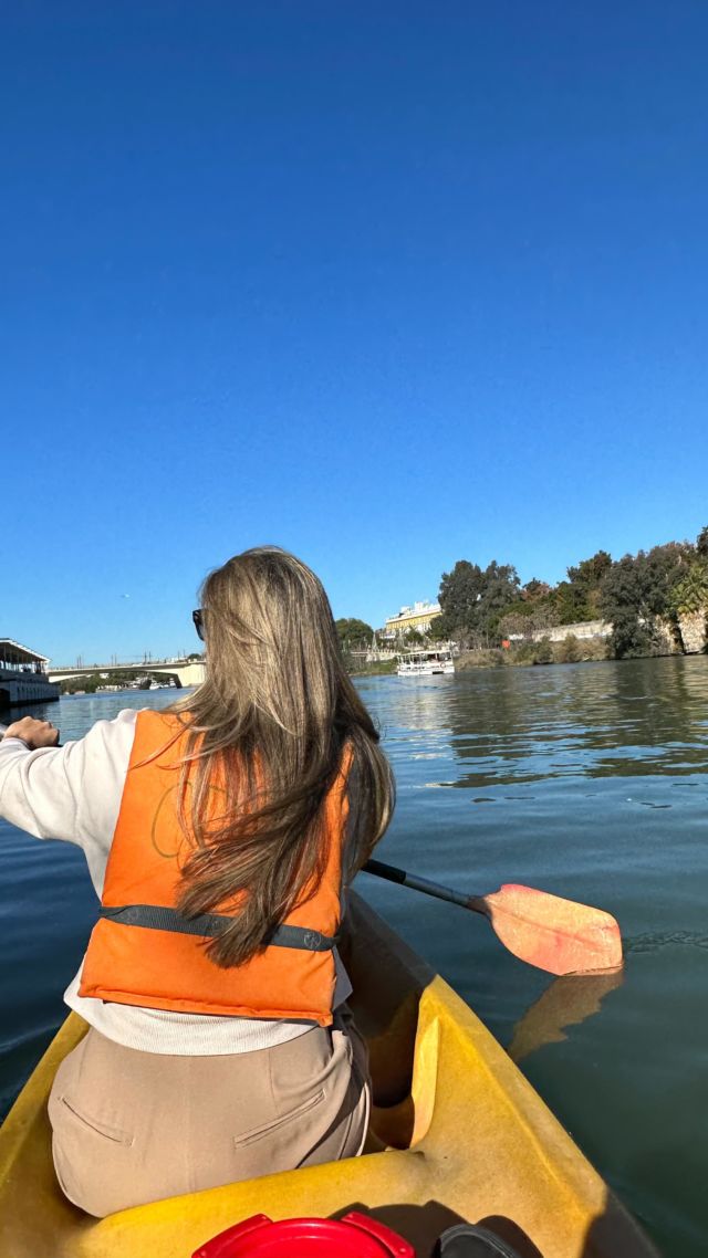 🛶 Disfrutando nuestra ciudad y nuestro río. 🛶 
Sin duda, nuestra ciudad es especial y a mi me sigue fascinando cada día. 
Os recomiendo que  si tenéis la oportunidad disfrutéis y naveguéis nuestro río porque me ha parecido una auténtica gozada. 
Podéis reservar esta actividad en @clubdeportivotriana 
Lo mejor es hacerlo un día soleado pero sin calor. ☀️
#disfrutandonuestraciudad #sevilla #cuidarseconi #rioguadalquivir #turismosevilla